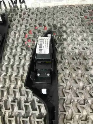 Фото запчасти Кнопка стеклоподъемника 83790-SMG-E020 Honda Civic