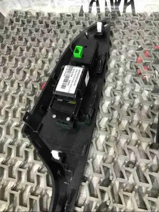 Фото запчасти Кнопка стеклоподъемника 83590-SMG-E120 Honda Civic