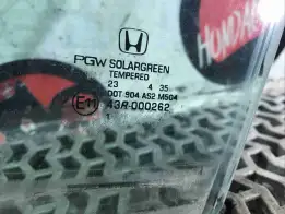 Стекло двери передней левой  Honda Accord